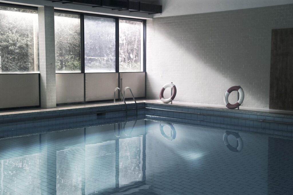 Consumo de energia na piscina aquecida: como reduzir gastos com o equipamento certo 1 piscina aquecida