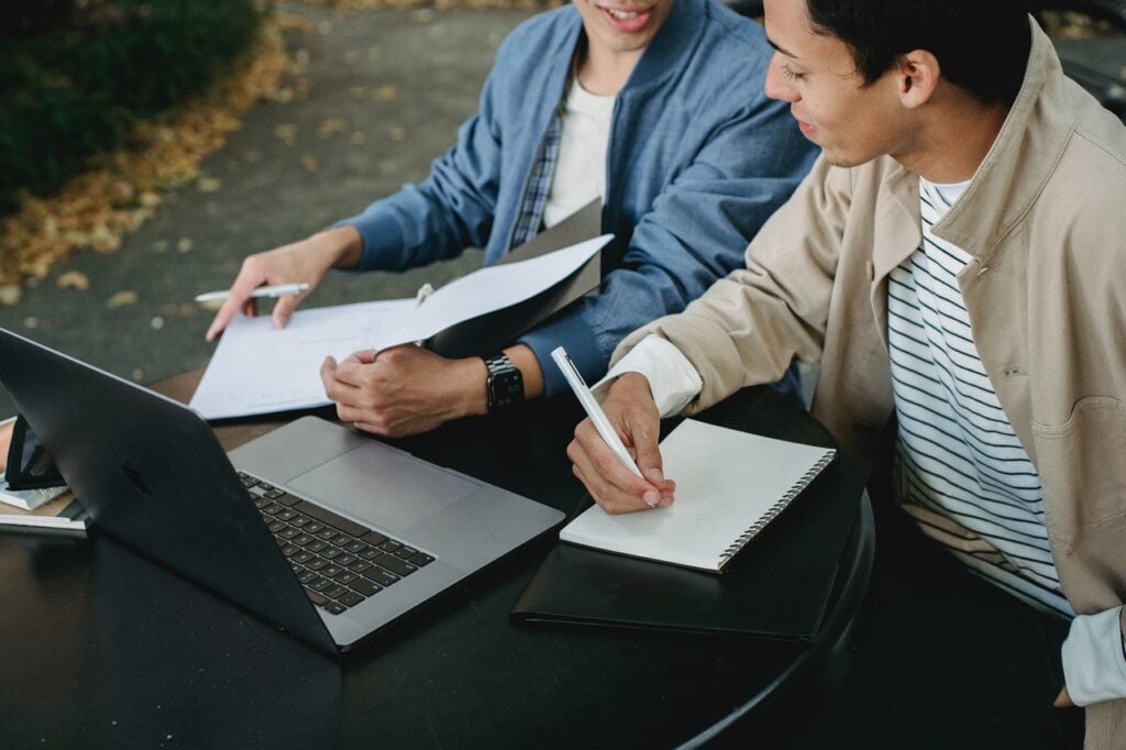 Quais cursos online que posso fazer e já consigo começar a trabalhar? 2 pexels armin rimoldi 5553048