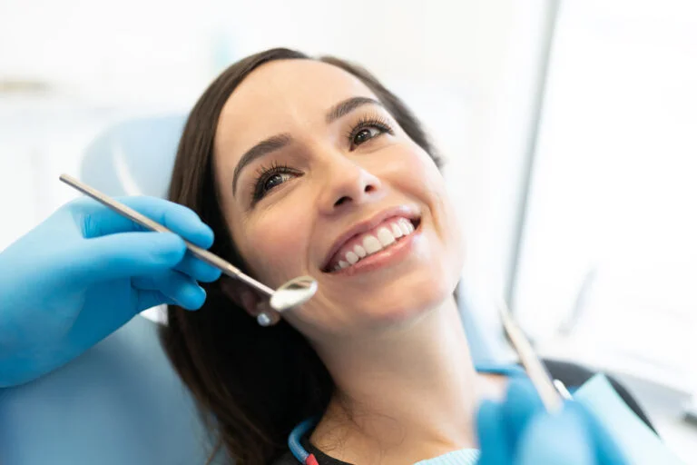 Qual a diferença entre lentes de contato dental e facetas? 14 Depositphotos 393900188 S