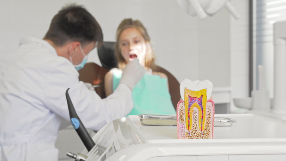 Quais são os benefícios da limpeza de dentes? 3 dentista dente
