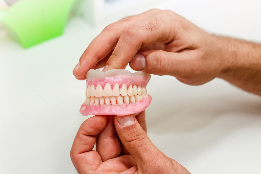 Quais são os benefícios da limpeza de dentes? 4 protese protocolo dentista